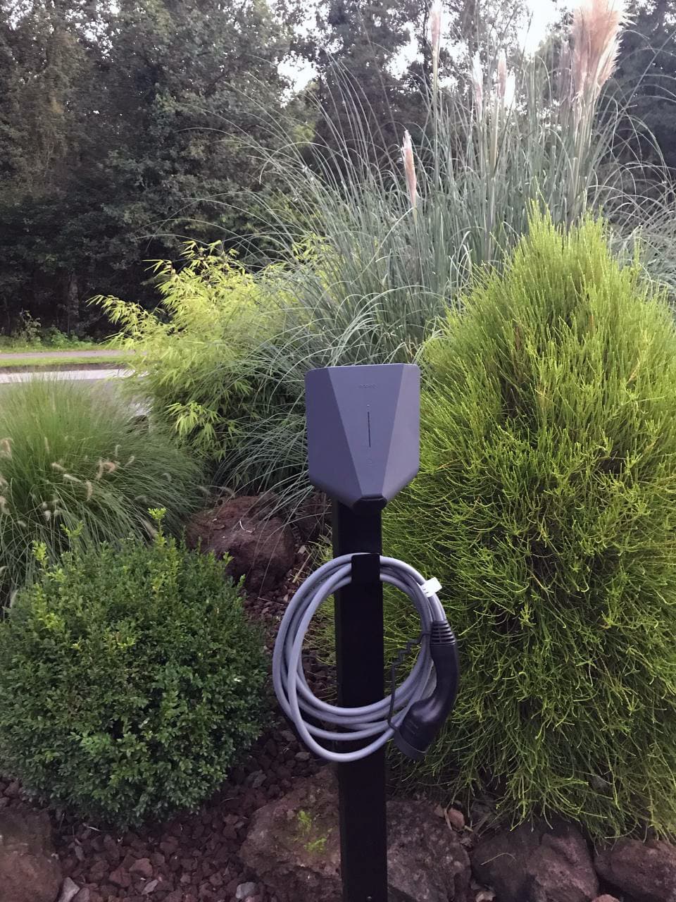 Easee Home in Farbe anthrazit mit Ständer